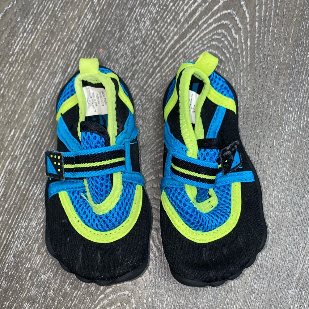 Children’s Place Boy Water Shoes Toddler Size 5